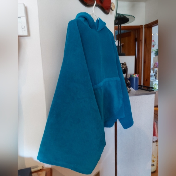 Oversized poncho style hoodie - Picture 2 of 12